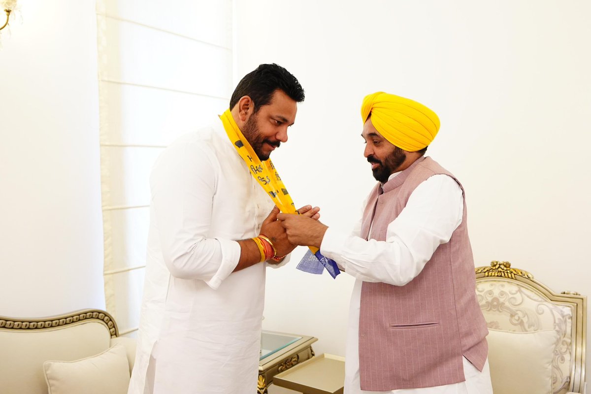 JUST IN BJP SC Morcha Vice President in Punjab :- Robin Sampla joins AAP today in presence of @BhagwantMann