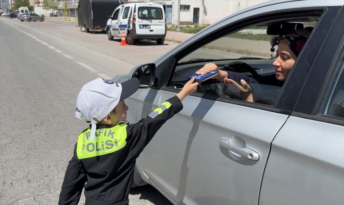 bpthaber's tweet photo. Kayseri'de çocuklar 23 Nisan dolayısıyla temsili polis olup trafikte denetim yaptı. 🇹🇷 https://t.co/mnCwRngIvb