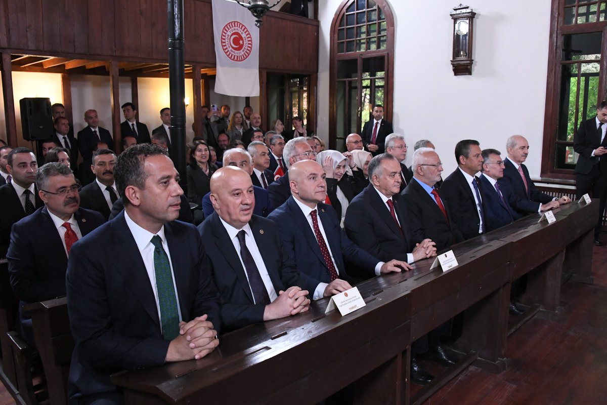 104 yıl önce, istiklalimiz ve istikbalimiz için toplanan kahraman ecdadımızı, milli iradenin simgesi olan Birinci Meclisimizin çatısı altında bir kez daha gururla andık. Gazi Mustafa Kemal Atatürk'ümüzün dünya çocuklarına armağan ettiği 23 Nisan Ulusal Egemenlik ve Çocuk Bayramı…