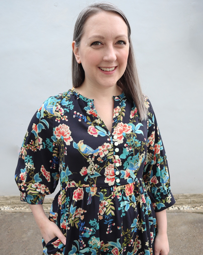 SimpMcCalls's tweet photo. Here'e Amy's #V2004 dress in a pretty bird print crepe. "The raglan sleeves are drafted beautifully and I'm really pleased with the rouleaux loops for the button front."
Shop at https://t.co/kzmAFppAMU
#Sewist #MakersGonnaMake #VogueSewing #VogueSewingPatterns #CoutureSewing https://t.co/i4t5MGTEch