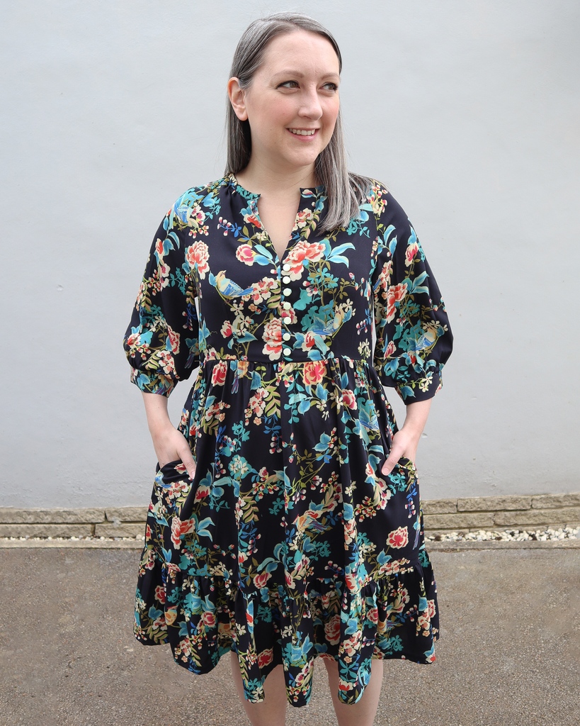 SimpMcCalls's tweet photo. Here'e Amy's #V2004 dress in a pretty bird print crepe. "The raglan sleeves are drafted beautifully and I'm really pleased with the rouleaux loops for the button front."
Shop at https://t.co/kzmAFppAMU
#Sewist #MakersGonnaMake #VogueSewing #VogueSewingPatterns #CoutureSewing https://t.co/i4t5MGTEch