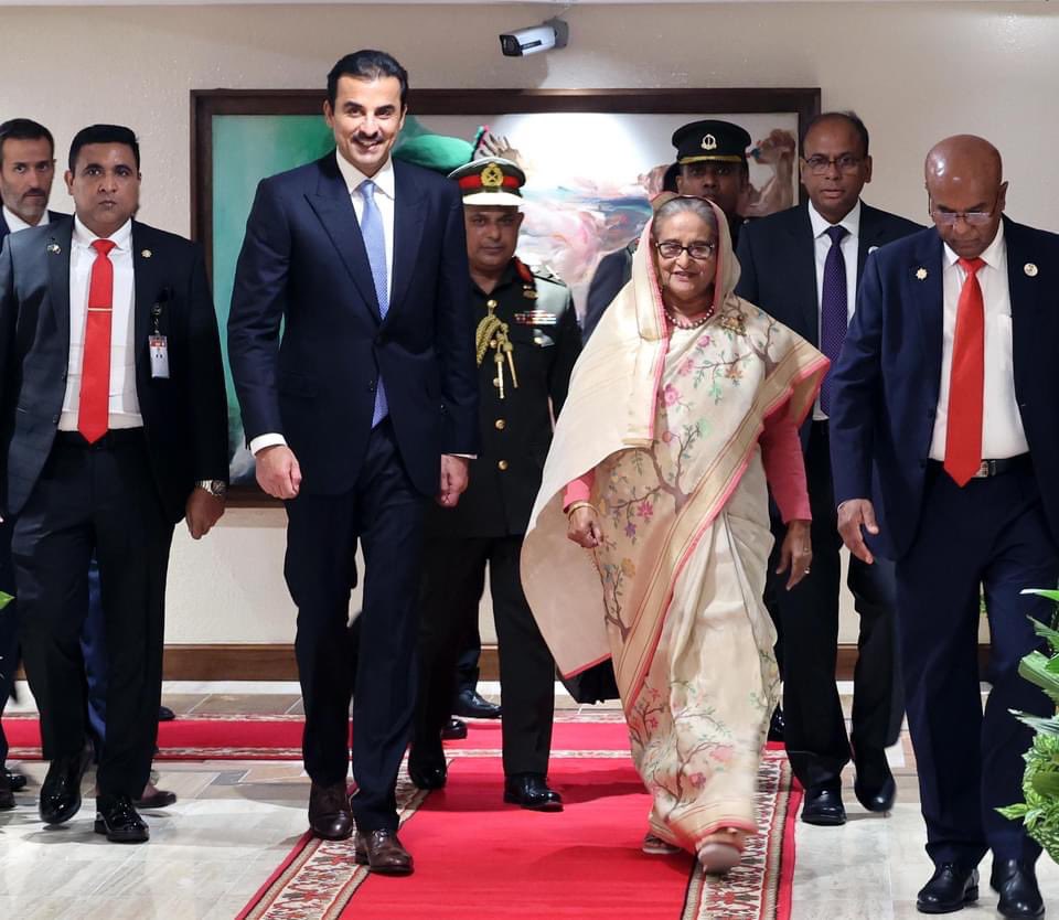 Prime Minister #SheikhHasina welcomed His Highness the Emir of Qatar Sheikh Tamim bin Hamad Al Thani with flowers when he arrived at the Prime Minister's office today, Tuesday 23 April 2024, and had a meeting with the Emir. Photo: BSS/Saiful Islam Kallol. @QatarEmb_dhaka