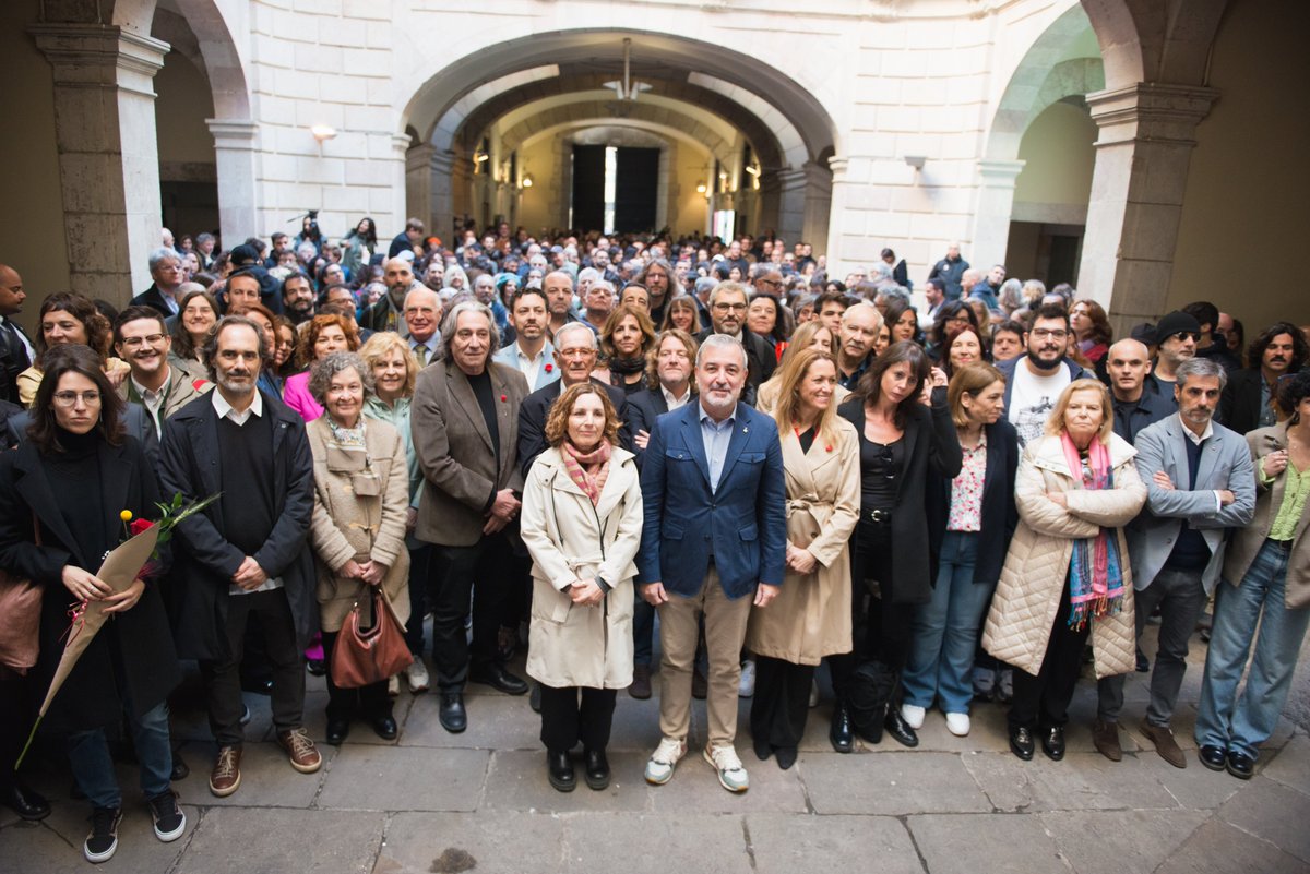 Comença #SantJordiBCN. L'esmorzar amb autores, autors, editores i editors marca l'inici institucional de la diada. Desitgem que gaudiu molt dels llibres, les roses i l'amor.