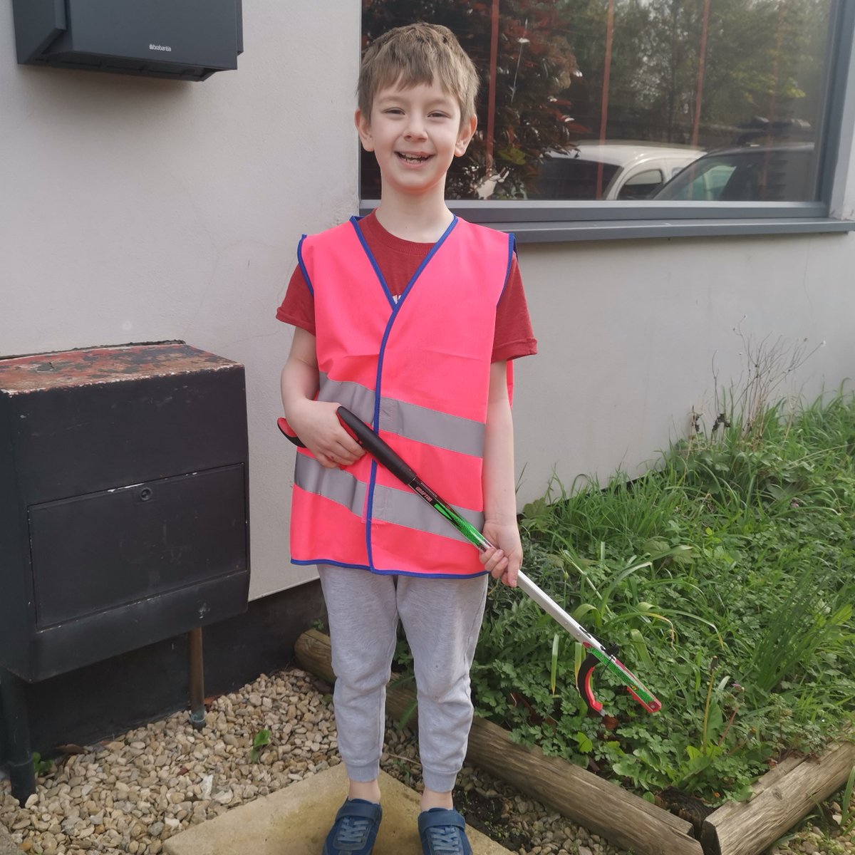 Congratulations to the #BigTidy's newest Little Big Tidier, Jack! 👏 He completed his litter picks around Avonmouth with mum Claire, and received his very own mini litter picker & hi-vis so he can keep the sparkle going. ✨ Join the Little Big Tidiers: bristolwastecompany.co.uk/little-big-tid…