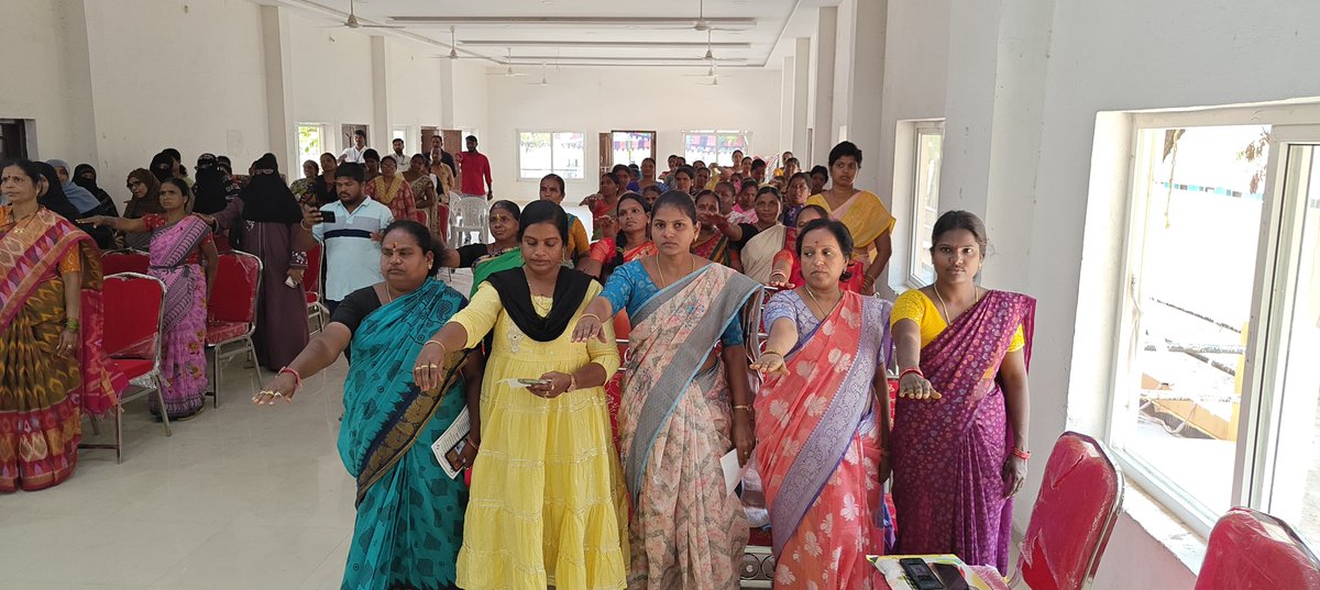 Educating SHG members to excise their right to vote, new voters should not be tempted,pass on in the colony to vote,pledge taken at community hall Narsinghi Municipal 51-Rajendranagar AC @ECISVEEP #CEOtelangana #ecispokesperson #Election2024 #DeshKaGarv #LokSabhaElections2024