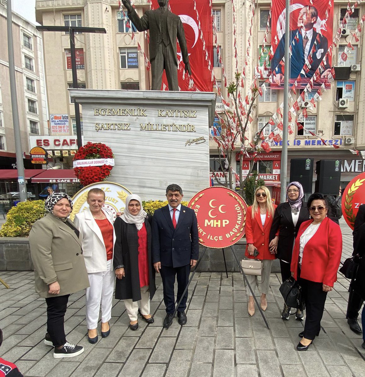 Milliyetçi Hareket Partisi Esenyurt İlçe Başkanlığı Olarak, 23 Nisan Ulusal Egemenlik ve Çocuk Bayramı dolayısıyla Cumhuriyet Meydanında bulunan Atatürk anıtına çelenk bıraktık. “Ulusal egemenlik, ulusun namusudur, onurudur, şerefidir.” Gazi Mustafa Kemal ATATÜRK