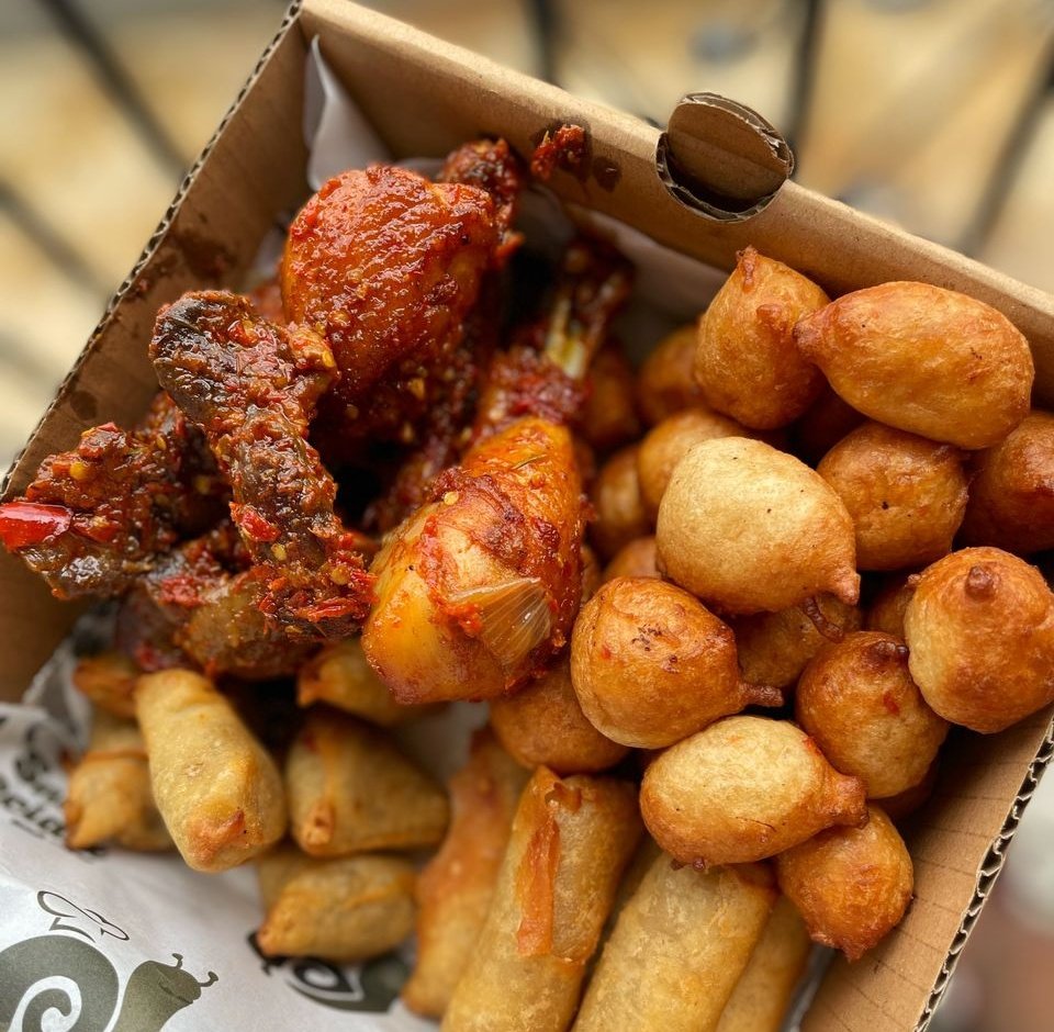 FINGER FOOD MINI BOX 🎁
5 Samosa
5 Springroll
5 Peppered Chicken
25 Puff Puff
Pepper Sauce
Price: N10,000
📍 Ojodu Berger, Lagos
24-48hours pre order is required for all meals.
P.S: Delivery attracts extra cost ❗
#pagesbydamicommerce