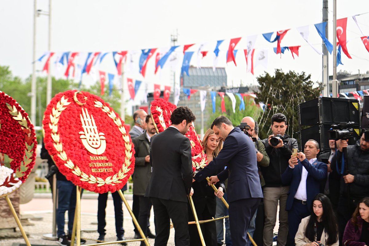 Atamızın 'Yurtta barış, dünyada barış' ilkesinin dünya çocuklarına en güzel hediyesi 23 Nisan Ulusal Egemenlik ve Çocuk Bayramımız kutlu olsun! 🇹🇷 Taksim Meydanı'nda gerçekleşen resmi törenle Gazi Meclisin 104. yılını dünyanın her yerinden yüzlerce çocuk ile kutladık. Milletin