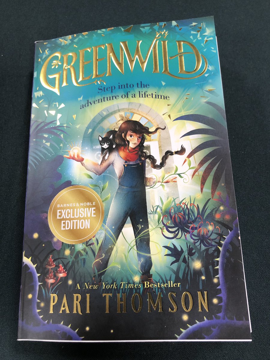 I had an incredible week in Texas and left feeling so inspired by the passion & dedication of the amazing librarians & booksellers I met 📚✨ 📷 Barnes & Noble in Dallas, signing early copies of their #Greenwild paperback, which has an exclusive colour map by @elisaupsidedown 💚