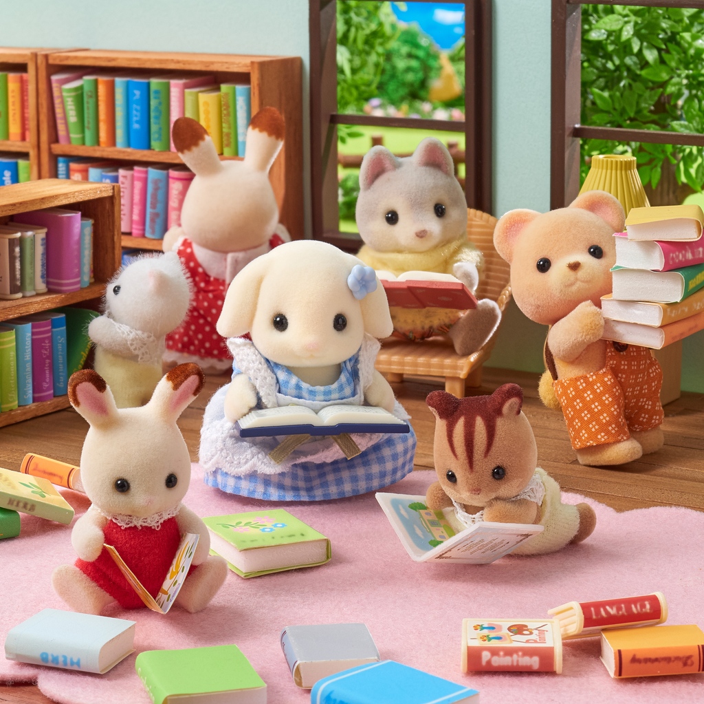 These friends love reading! 📖 They always like going to the library together to pick out their favourite books. 📚 What kind of stories do you think they’re reading? 📖 #friends #sylvanianfamilies #sylvanianfamily #sylvanian #calicocritters #dollhouse #miniature #kawaii