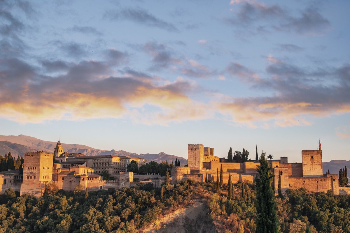 Andalucía, sus paisajes, su luz, sus monumentos y su gente han inspirado a un gran número de artistas de todos los tiempos. Hoy celebramos el #DiaDelLibro y os invitamos a conocer nuestra ruta 'Escritores por Andalucía' andaluciadestinodecine.com/ruta/escritore…🎬💛📚#23DeAbril