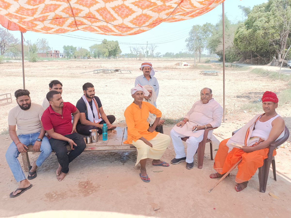spmtdeoria's tweet photo. बैतालपुर के ग्राम सभा सोपरी बुजुर्ग में श्री दाहचन्द्र यादव जी की सुपुत्री के विवाह में तथा श्री रमेश यादव जी के भतीजे के बारात के पूर्व पहुंच कर बधाई एवं शुभकामनाएं दिया।

@BJP4India @BJP4UP @sunilbansalbjp @idharampalsingh @brajeshpathakup @Bhupendraupbjp @Bhupendradeoria https://t.co/LnsnhtqSHL