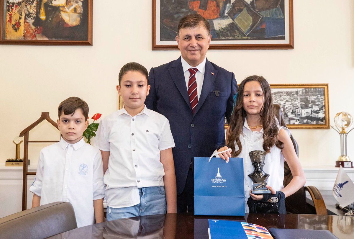 drcemiltugay's tweet photo. 23 Nisan Ulusal Egemenlik ve Çocuk Bayramı'nda koltuğumuzu Alya Ada Nizamoğlu kızımıza devrettim ve güzel kentimize yönelik projelerini dinledim. 

Alya evladımız gibi nice çocuklarımıza destek olmak bizim en önemli görevimiz. Çocuklarımızla her zaman el ele olacak, onların yarınları için İzmir'i birlikte güzelleştireceğiz.