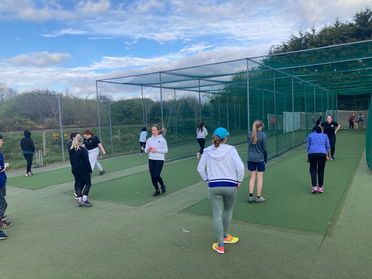 Aberystwyth Starlings W&G cricket outdoor training re-commenced last night- 21 strong - bring on the season says skipper @lainy_harrison 🏏🦡🏏