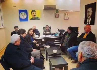 Adana'nın CHP'li Seyhan Belediye Başkanı Oya Tekin'in seçim çalışmalarında DEM Parti'yi ziyaret ettiği ve teröristbaşı Adbullah Öcalan'ın resminin asılı olduğu odada çektirdiği fotoğrafa SABAH ulaştı. m.sabah.com.tr/galeri/gundem/…