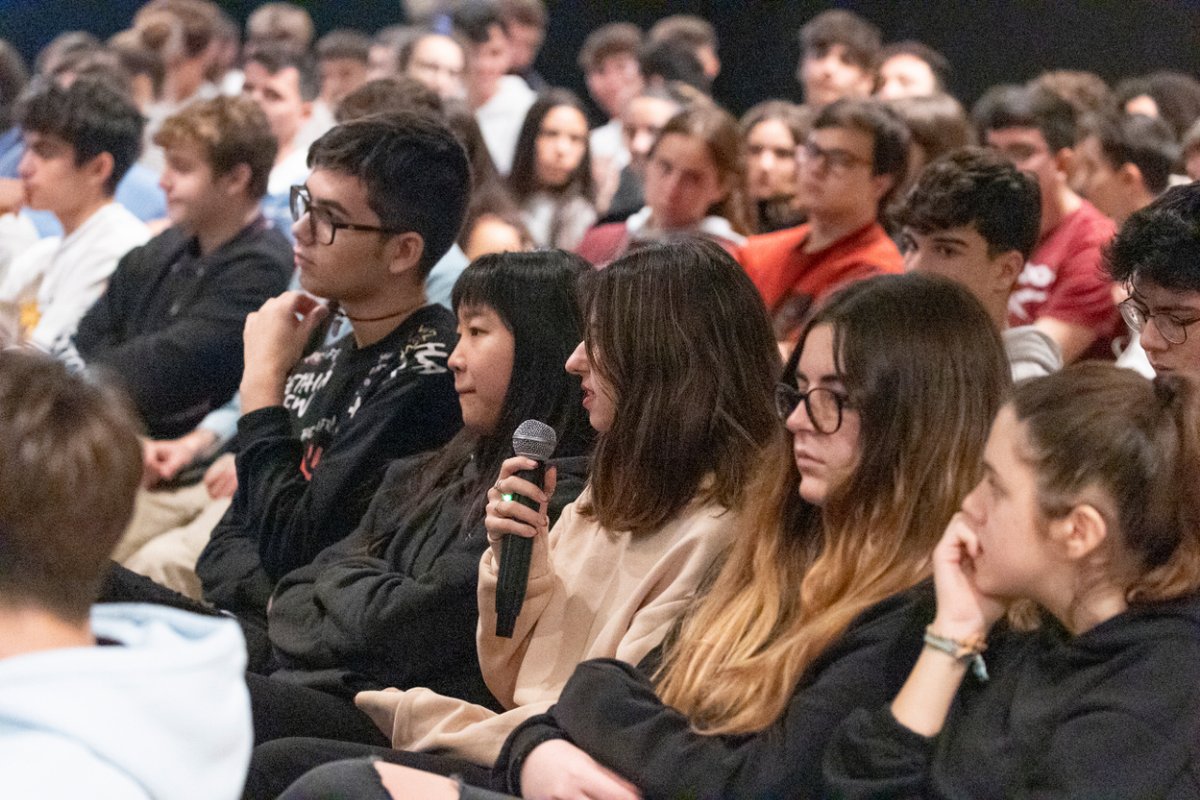 Cada llibre és un viatge on el combustible és la imaginació ♥️

L'escriptora Judith Schalansky va parlar amb els estudiants sobre el poder de l'escriptura per inventar futurs possibles, però també per pensar el present.

Bon Sant Jordi 🌹

▶️ cccb.org/ca/multimedia/… #ArxiuCCCB