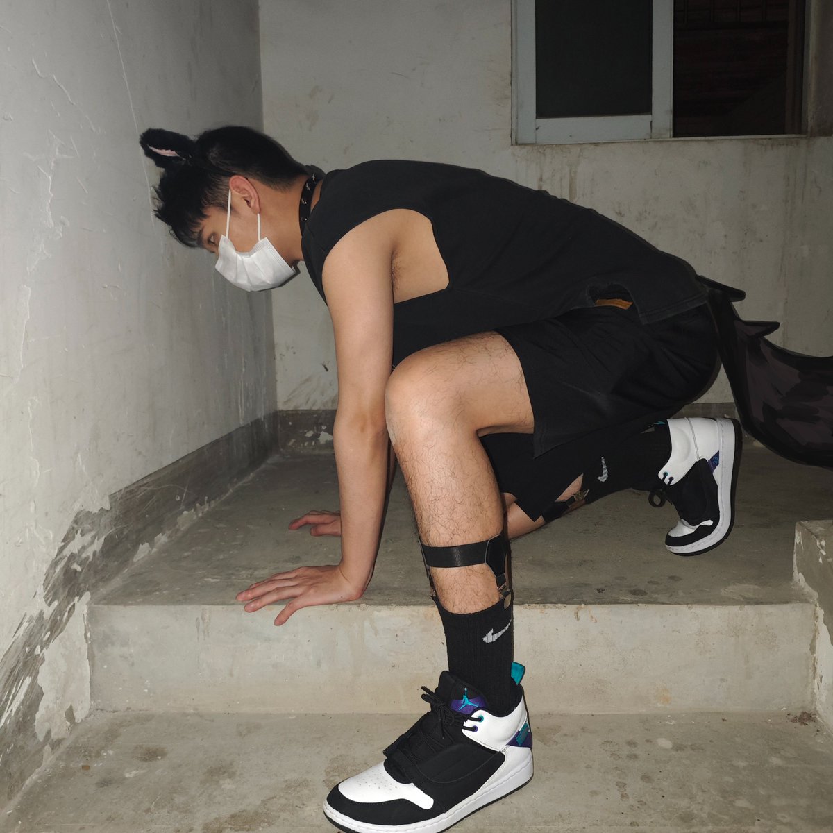 这周是旧楼道的黑黑小狗