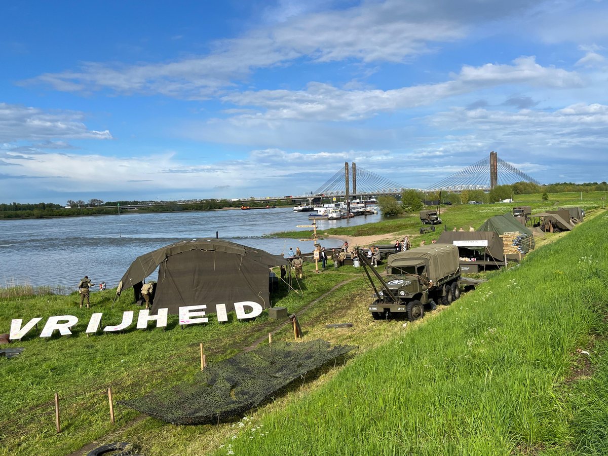 Kom je op 5 mei weer naar de Waal om Bevrijdingsdag te vieren? Er is feest op meerdere plekken, met allemaal een eigen stijl. Zoals hier in #Zaltbommel, waar vanaf 3 mei een tentenkamp uit de Tweede Wereldoorlog wordt opgebouwd. #TourdeWaal