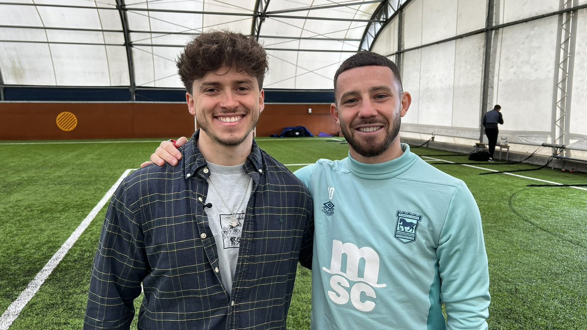 Connorbennett10's tweet image. When Connor met Conor💪🏻

On @BBCLookEast tonight, hear the man putting huge respect on the name. 

🔵@ConorChaplin10 talks the run in
⚡️Headers, number 10, chemistry with @Leifdavis_3 
🍼Dad duties
🆙 Ready for the fight

📺TV debut, Con in common, and both 6 ft 2🤥