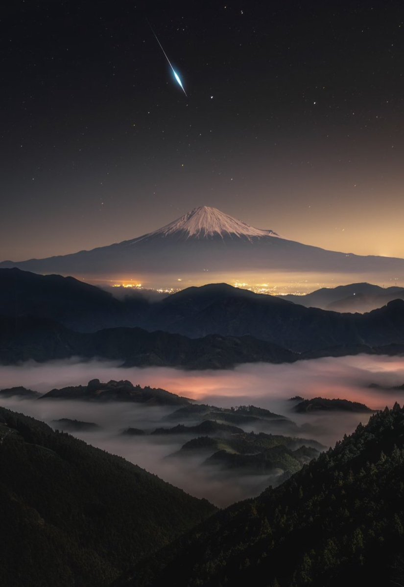 Meteor over Mount Fuji 🗻