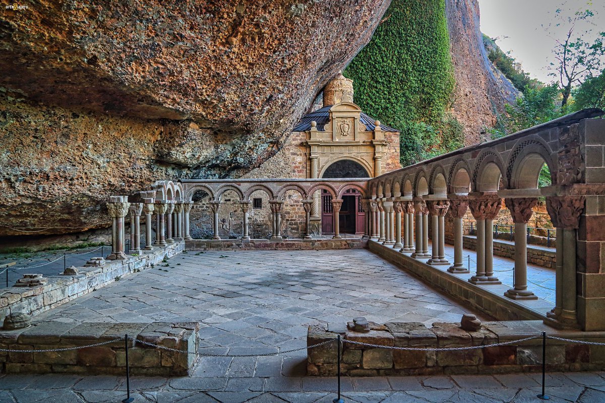 Monasterio de San Juan de la Peña (Huesca, Aragon), la más perfecta simbiosis entre arquitectura y naturaleza conseguida por el arte medieval #DiaDeAragon #FelizMartes #BuenosDias