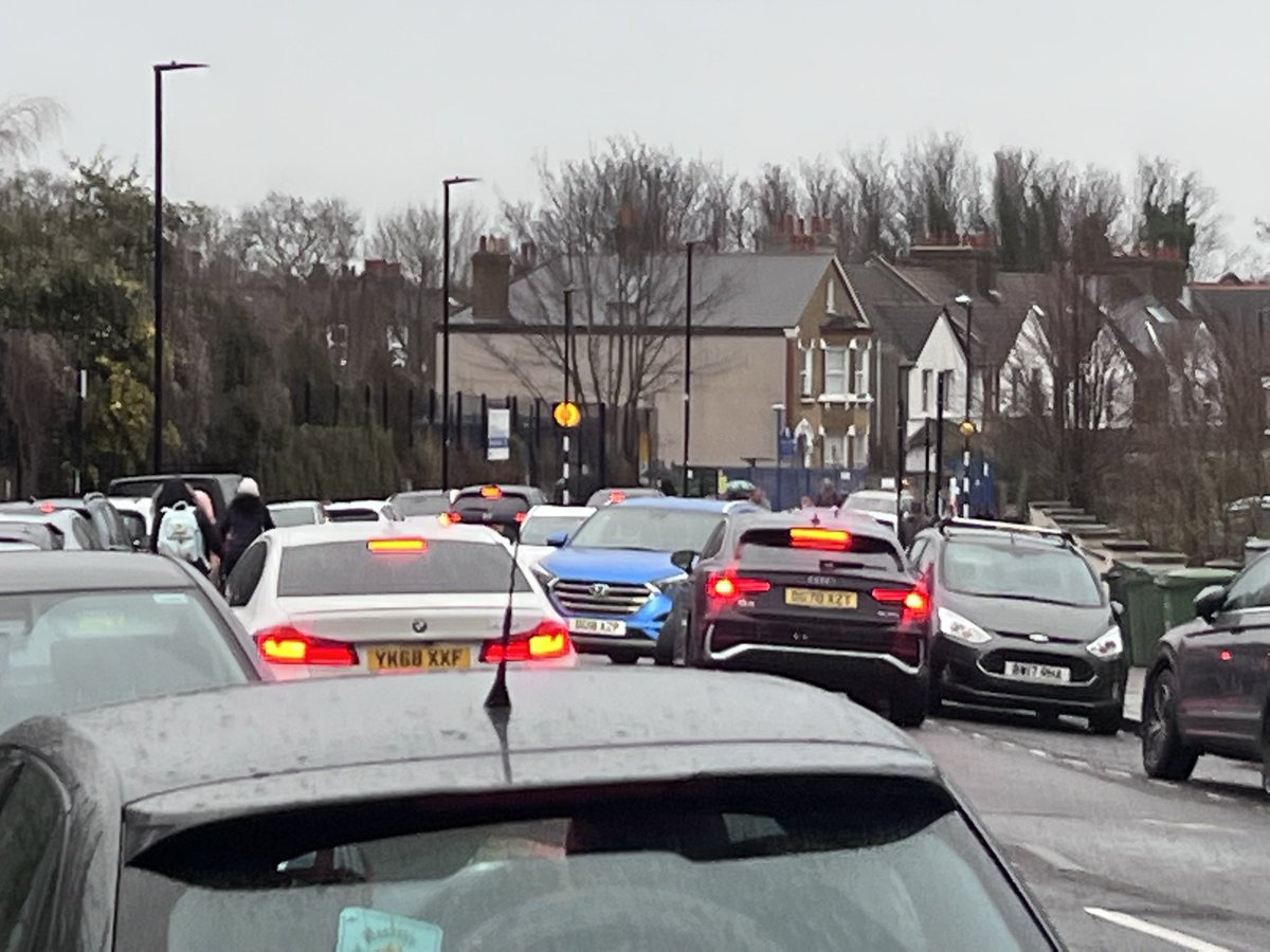 Unsurprisingly traffic counts have found Turney Road has 300+ vehicles between 8-9. Not safe or healthy for the nearly 1,000 pupils at school on it, or the many others cycling en route to #Dulwich schools. #schoolstreet needed. @RezinaChowdhury @WestDulwichLab