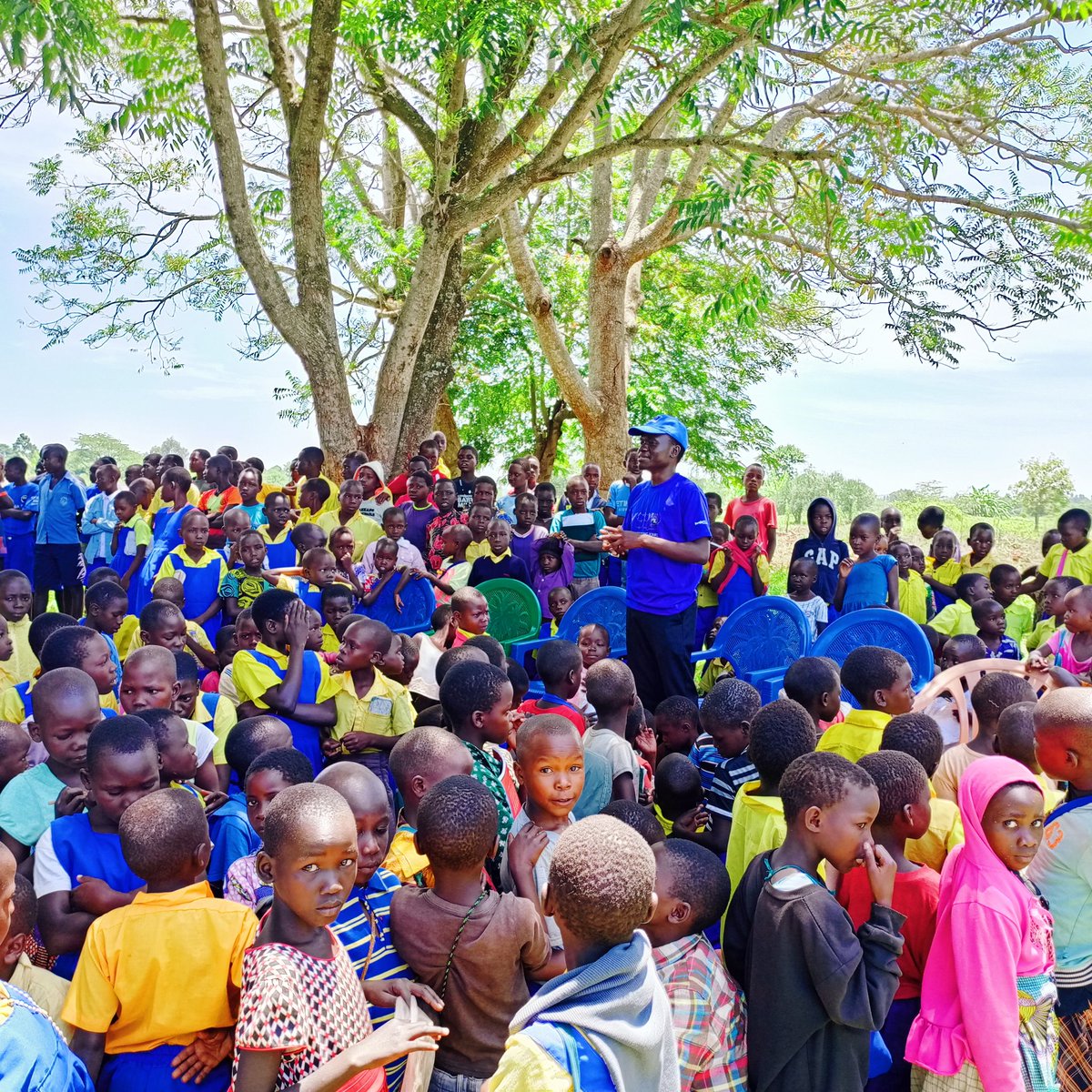 In honour of Earth Day 2024, I embarked on a tree planting mission in Bukedea district championed by @treesforlifeug and @Jessica_Aanyu. This was possible through @WaltonAfrica1 collaborating with @RoofingsGroupUG, @misstourismteso, and @jenalifeug. Together we can! #EarthDay