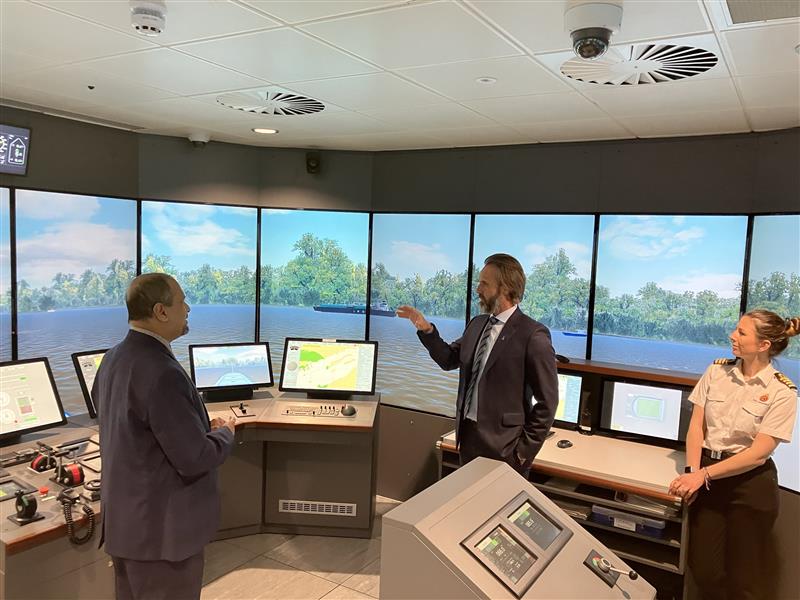 .@warsashmaritime is now the only provider in the UK to have a dedicated Global Maritime Distress and Safety System bridge, generously donated by world-leading satellite communications company, @InmarsatGlobal. Read more ⬇️ solent.ac.uk/news/warsash-u…