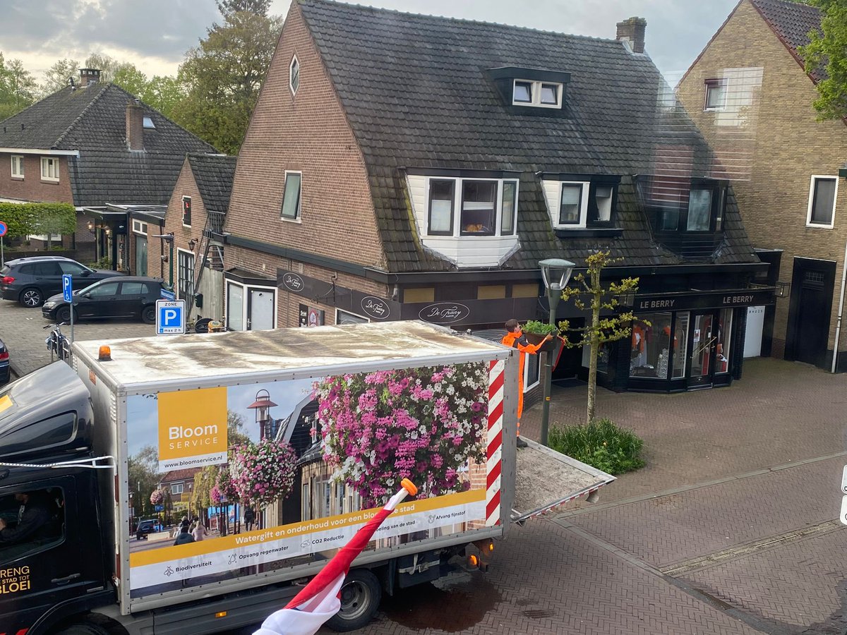Ondernemersvereniging <a href="/InDriebergen/">InDriebergen</a> heeft het dorp weer opgefleurd met vlaggen met driekleur en plantenbakken. Wij wensen iedereen een mooie #Koningsdag en heerlijke zomer. Geniet van uw verblijf in de winkelcentra en uw favoriete plaatselijke winkeliers! 👋