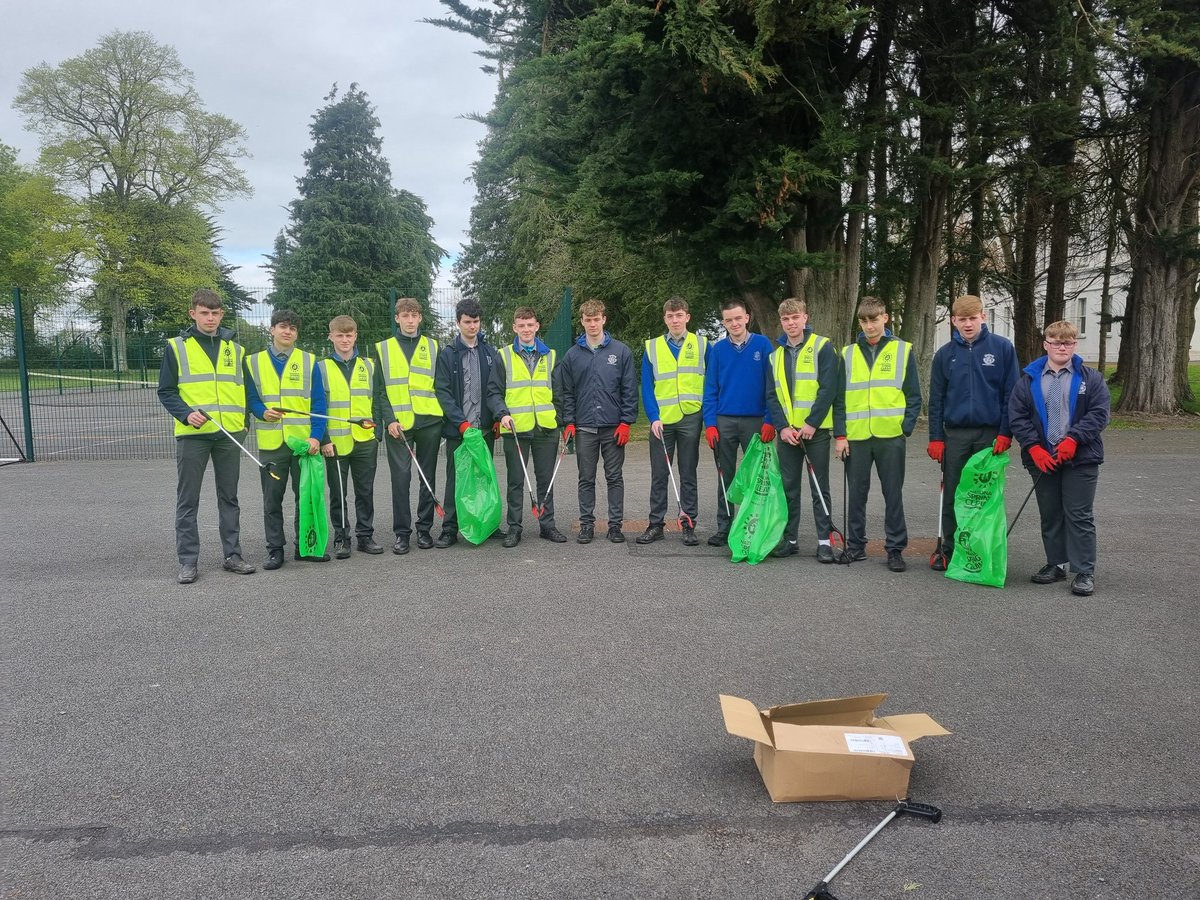 TY's raring to get started in our @AnTaisce @NationalSpringC by picking up litter around @knockbegcollege today🌍💪 @GreenSchoolsIre @Carlow_Co_Co @Carlow_Co_Co @noonan_malcolm