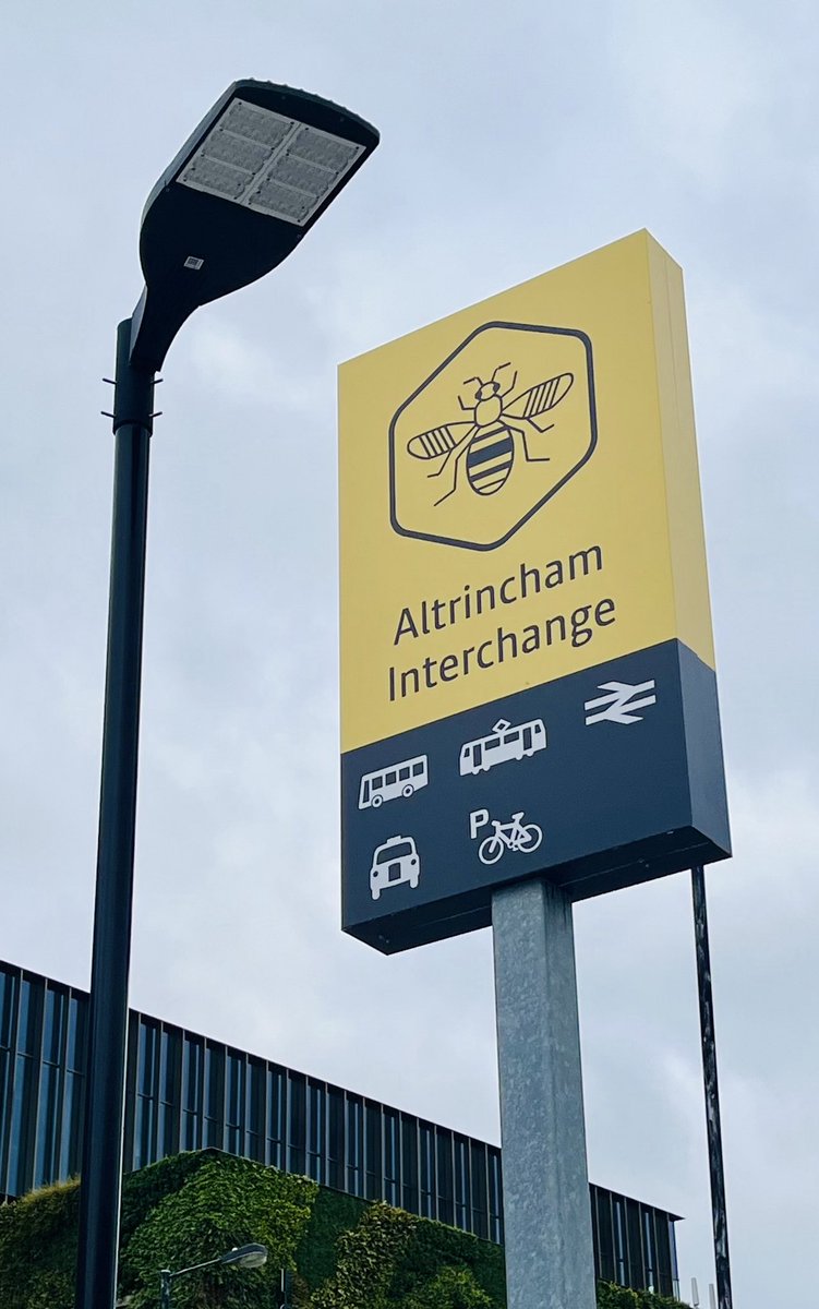 Nice new ⁦@BeeNetwork⁩ sign at #Altrincham interchange ⁦@northernassist⁩