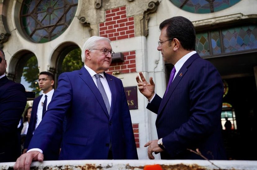 Sirkeci Garında @ekrem_imamoglu ile buluşan Almanya Cumhurbaşkanı Steinmeier “Bu tren istasyonu, iki ülke arasındaki yakın bağı simgelemektedir” demiş ama; 100 yılı aşkın süredir iki ülke demiryolu ile birbirine bağlı iken, bugün Sirkeci Garından Avrupa’ya tren yoktur.