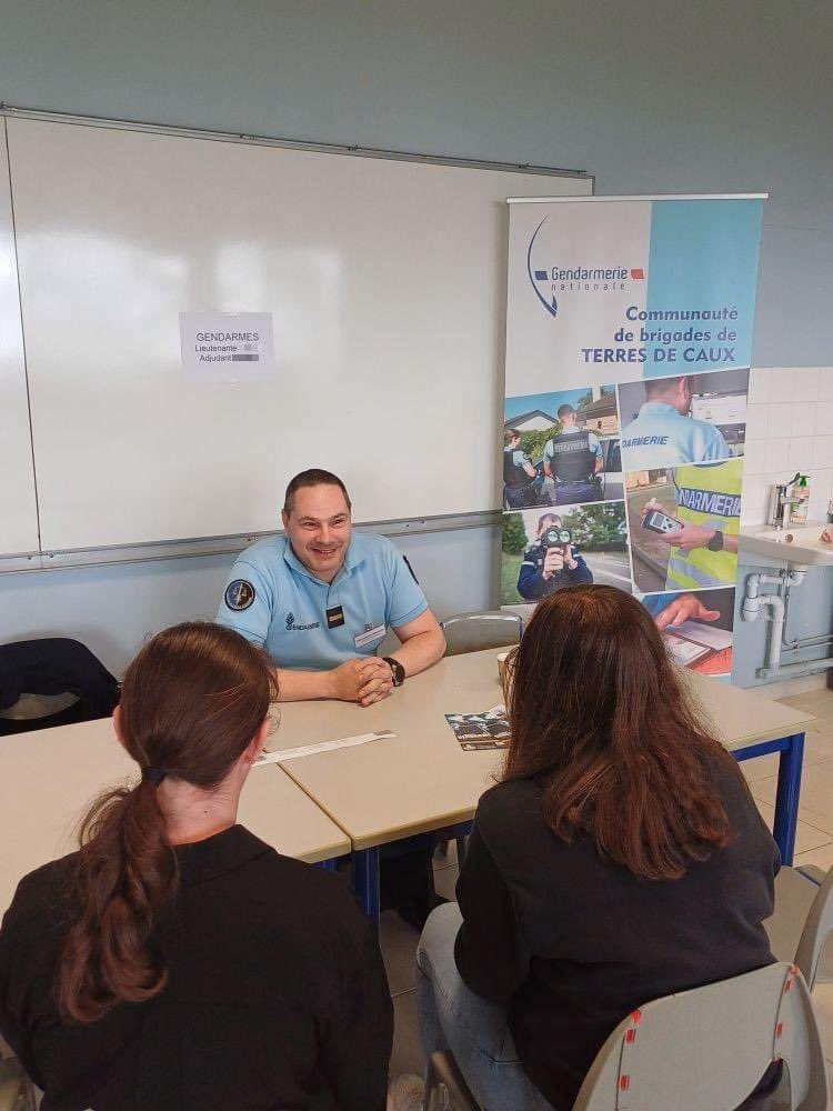 [#recrutement]
Les gendarmes de la communauté de brigades de Terres de Caux étaient présents au forum des métiers du collège François Villon, au profit des élèves de quatrième.
#gendarmeriedeseinemaritime
#RépondrePrésent
#AVosCôtés