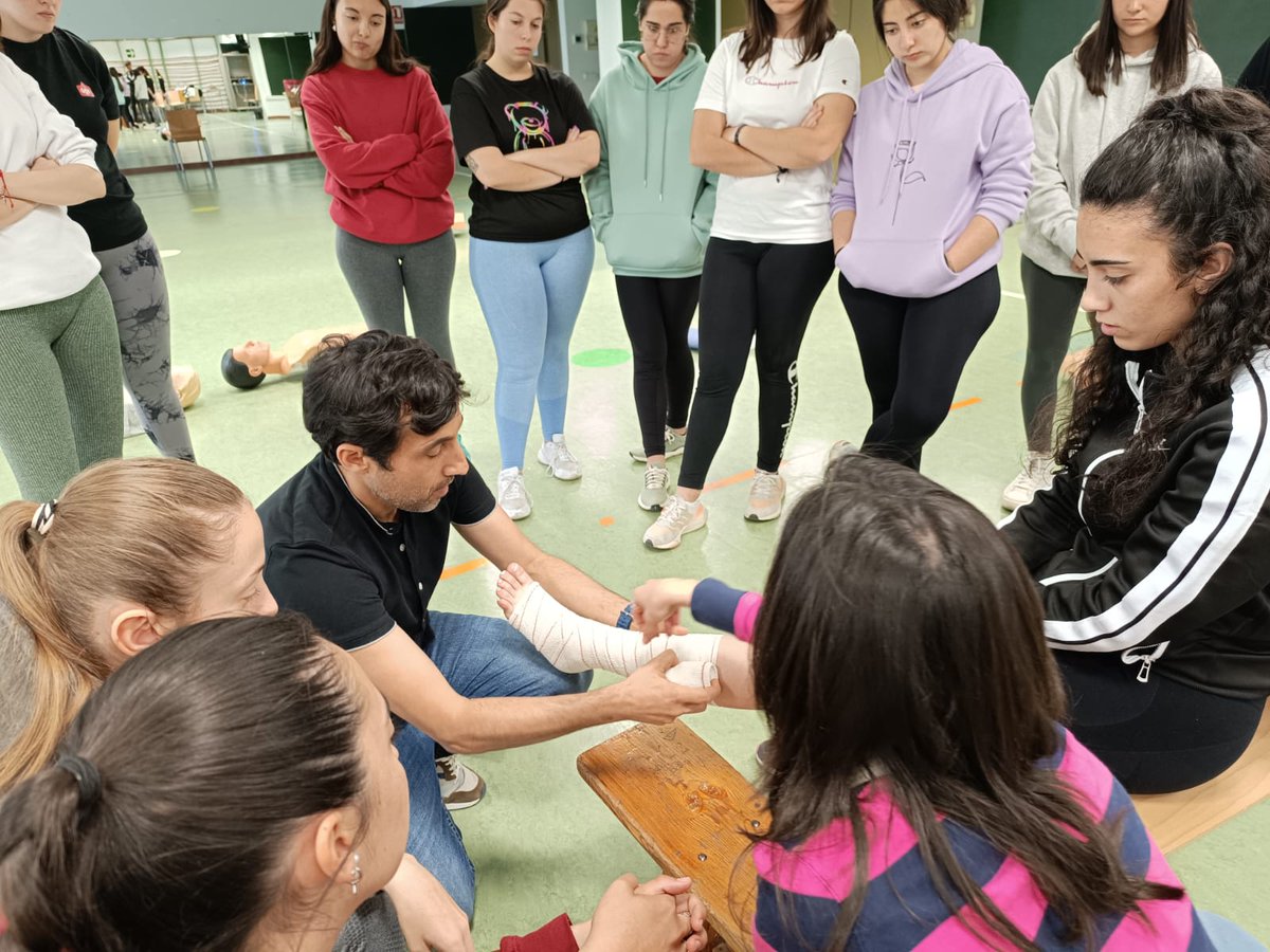 FEdCR_oficial's tweet photo. Ayer nos visitaron Alberto Bermejo y Victoria Mazoteras, profesores de la Facultad de Enfermería de Ciudad Real, para hacer un taller de primeros auxilios con nuestro alumnado. @uclm_es https://t.co/nICQbSsVhd