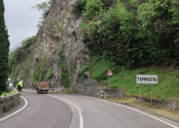 VenetoStrade's tweet photo. ⛔️⛔️ ATTE ZIONE⛔️⛔️
Ancora chiusa al #traffico la SR 245 Gardesana Orientale per una frana tra Torbole e Malcesine. 
La strada è chiusa da questa notte per la presenza di un masso sul sedime stradale di circa 1,5 metri cubi. 
La #frana è avvenuta alle 23 di ieri sera, al km 91,9 https://t.co/uN89uLjHnD