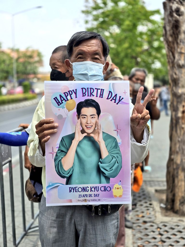 Thamboon888's tweet photo. Make merit and distribute boxed lunches to homeless people on BK Birthday. 23 Apr. 2024 🥛🍚🍱✨️
#byeongkyucho #byeongkyu
#bkday #somun #บยองกยู
Project by @IceizeBK https://t.co/JC1Et69o8v