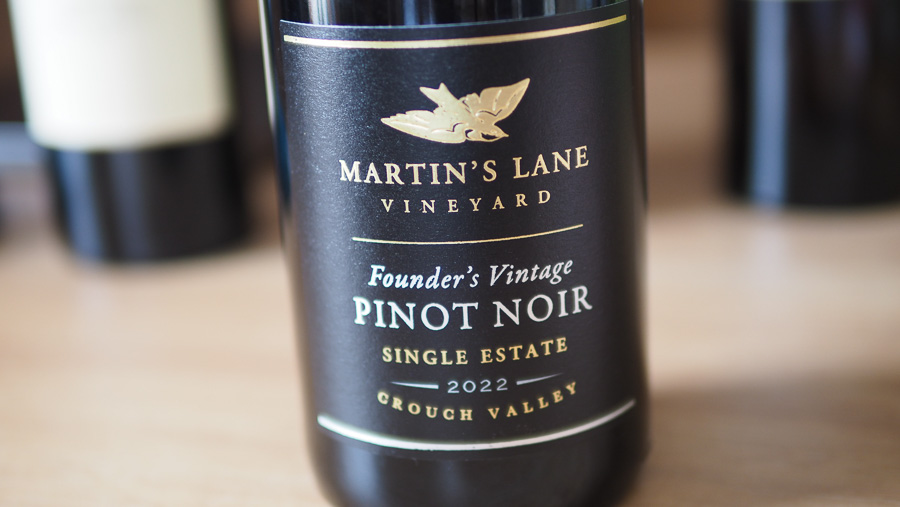 A remarkable English Pinot Noir - Martin's Lane Founder's Vintage 2022 wineanorak.com/2024/04/23/hig… @MartinsLaneVyd