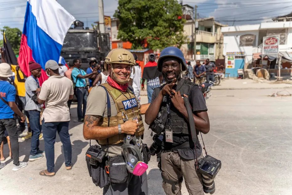 📸 Joseph Odelyn, photojournaliste haïtien sur le front de tous les dangers 👉 Il est l’un des rares encore sur le terrain à Port-au-Prince. Ses images font le tour du monde. Entretien sur @Martiniquela1e 📱💻 la1ere.francetvinfo.fr/martinique/jos…
