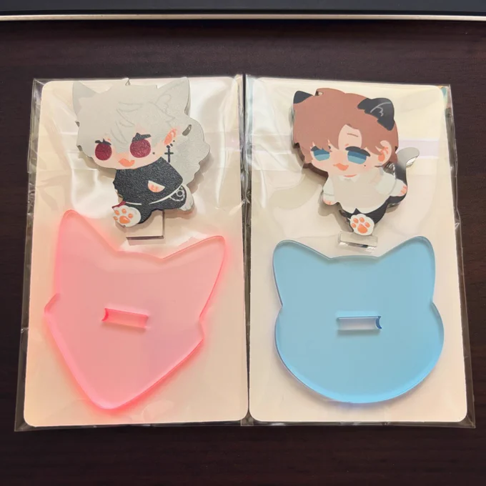 #にじそうさく09で頒布予定の試作品②が届きましたー!とことこケモのわアクスタです両面印刷で2匹とも前足の肉球にグロス加工を施してあるのでぷっくりしてますこちら改めて改良してから頒布予定です 