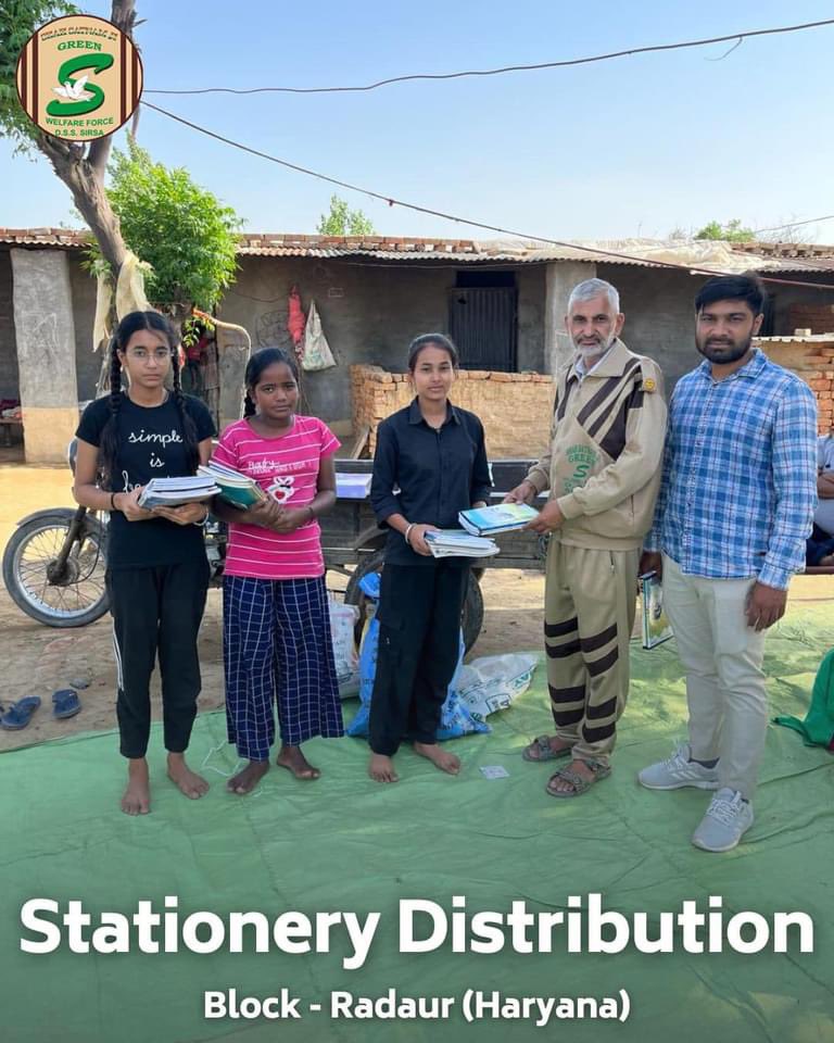 On this #WorldBookDay @GreenSwelfares Wing’s Volunteers Celebrate by distributing free books to needy children living in brick kilns and slums Areas.After all everyone has the right to education
#भठापाठशाला #Yamunanagar (HR)