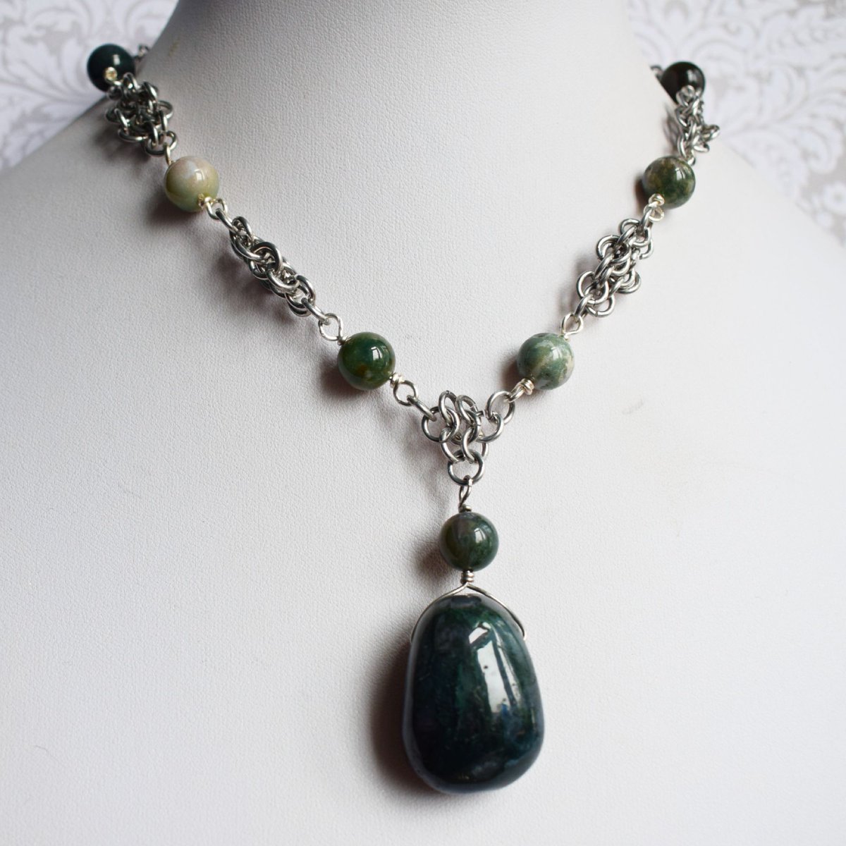 Beautiful moss agate and chainmaille necklace with Indian agate beads. Just one of these beauties available! #chainmaille #necklace #UKMakers #giftideas bluebirdsanddaisies.etsy.com/listing/170799…