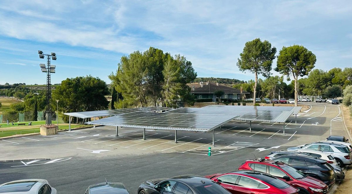 Nuestro compromiso con la sostenibilidad y el medio ambiente, en una foto 🌞🔋

Con nuestra nueva instalación fotovoltaica cubrimos el 25% de la demanda eléctrica del club 💪🏻 

elbosquegolf.com/el-club-de-gol…