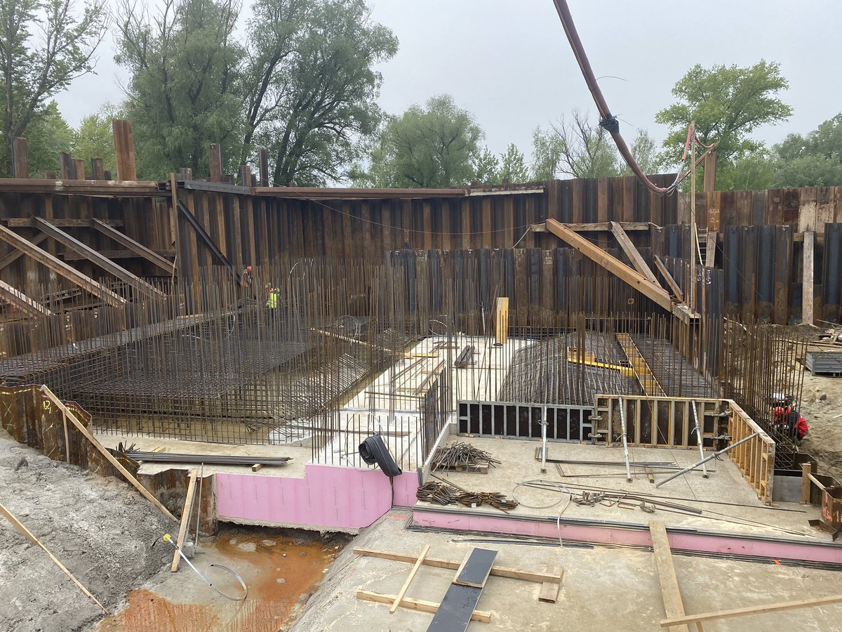 Meznikova_CT's tweet photo. Spousta betonu a železa. Nová plavební komora mezi Rohatcem a Sudoměřicemi dostává obrysy. Stavba vyjde na 340 milionů korun. Propojí současný Baťův kanál s řekou Moravou a prodlouží tak současnou vodní cestu o 7 kilometrů. https://t.co/lhI7u9Ke1Z