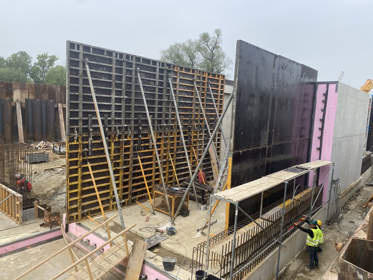 Meznikova_CT's tweet photo. Spousta betonu a železa. Nová plavební komora mezi Rohatcem a Sudoměřicemi dostává obrysy. Stavba vyjde na 340 milionů korun. Propojí současný Baťův kanál s řekou Moravou a prodlouží tak současnou vodní cestu o 7 kilometrů. https://t.co/lhI7u9Ke1Z