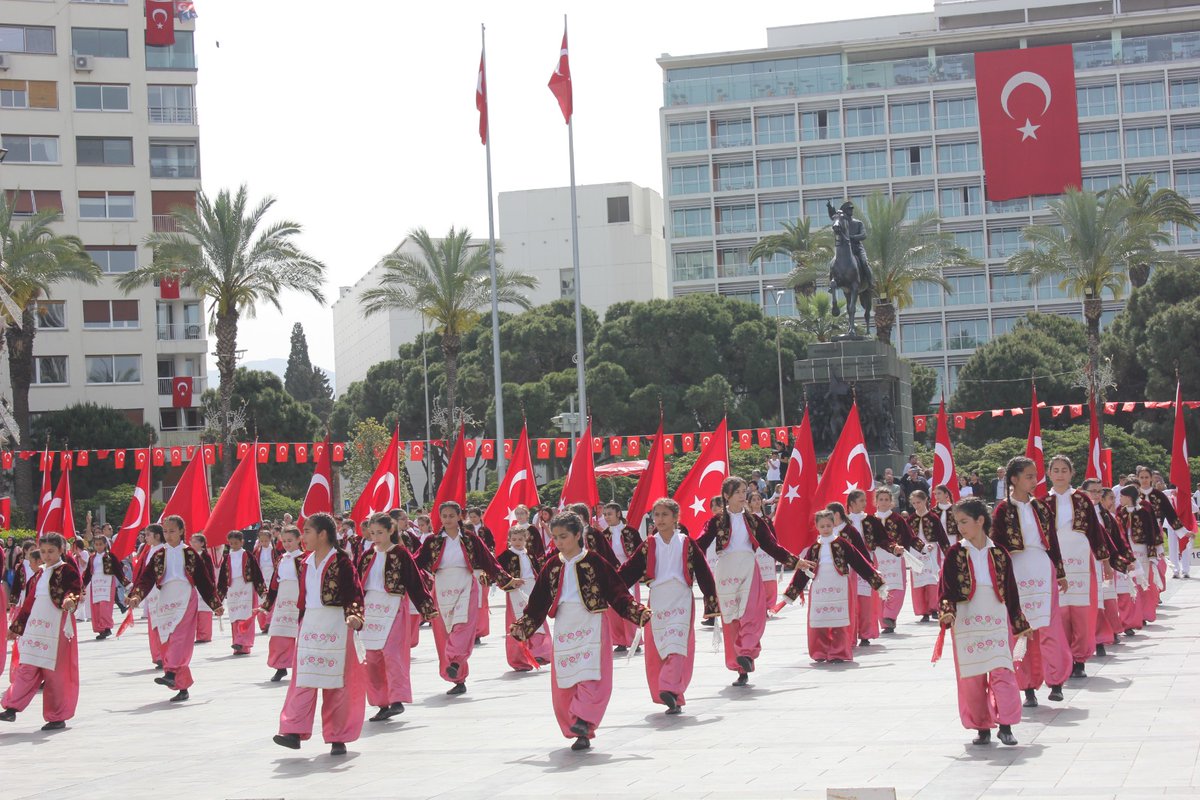 Günlerden 23 Nisan, neşe doluyor insan🇹🇷 İzmir Cumhuriyet Meydanı'nda düzenlenen #23Nisan kutlama törenine katılım sağlayarak Büyük Önderimizi saygıyla ve minnetle andık. Cumhuriyetimizin Kurucusu Büyük Atatürk'ün devrimlerinin izinde #23NisanÇocukBayramı'mızı kutluyorum🇹🇷…