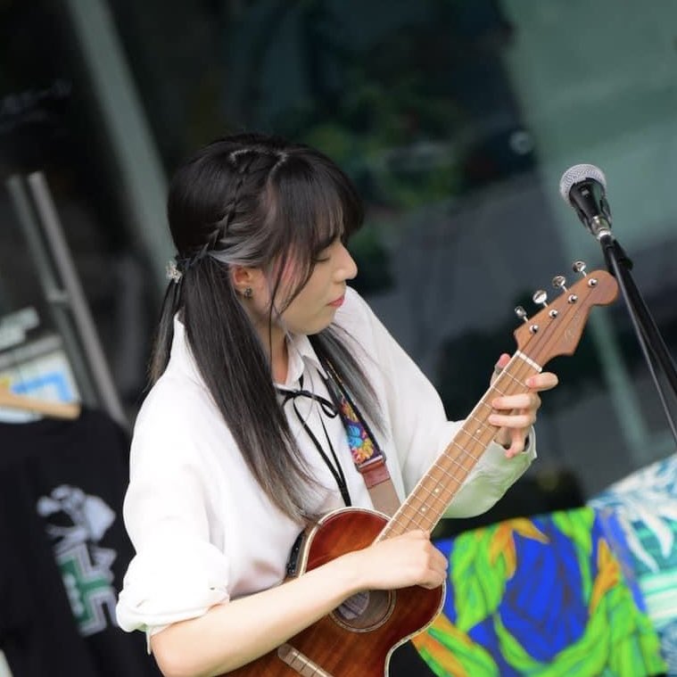 rena_ukulele tweet picture