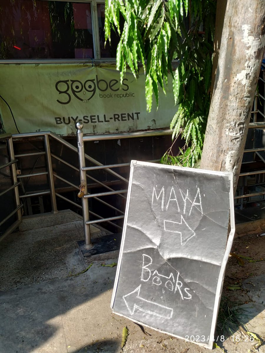 Happy #WorldBookDay !

Sign spotted while bookstore-hopping across Bangalore's special and beloved Church Street bookstores last year🙂

#Books #BookTwitter