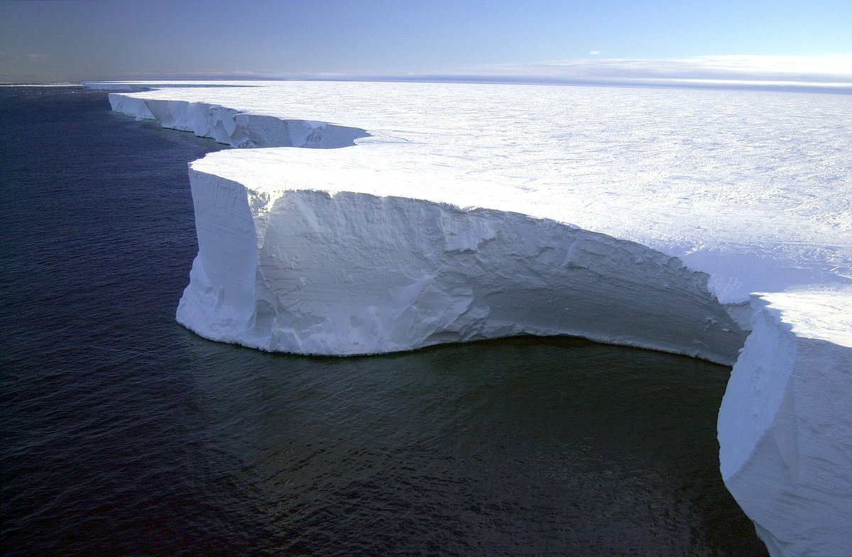 Our researchers have discovered a 'feedback loop' that could be speeding up the melting of ice shelves in West Antarctica, contributing to a rise in global sea levels 🌊 Learn more 👉 brnw.ch/21wJ4Sr