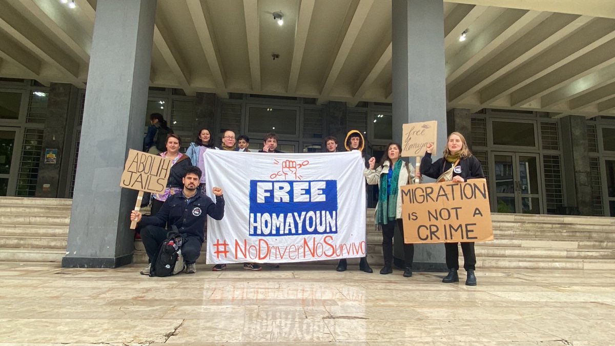 ⚖️ #live the trial is due to start in five minutes. we're going into the courthouse together now. today the trial is taking place on the ground floor.
#FreeHomayoun #MigrationisnotaCrime