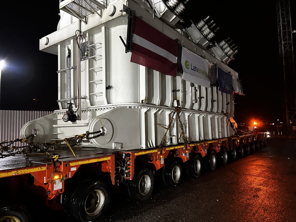After a recent surge of Russia’s attacks on Ukraine, the country's energy grid once again teetered on the edge. The EU stepped in and delivered a powerful transformer donated by Latvia, which will bolster the damaged electricity supply to Ukrainians. #EUCivilProtection